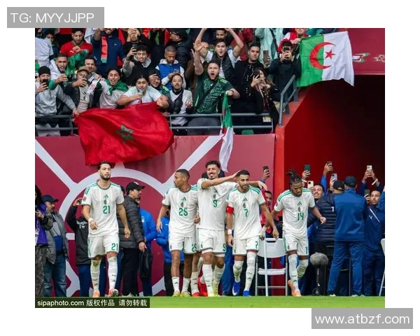 足球明星微笑签名瞬间展现亲和力与球迷互动的温馨时刻